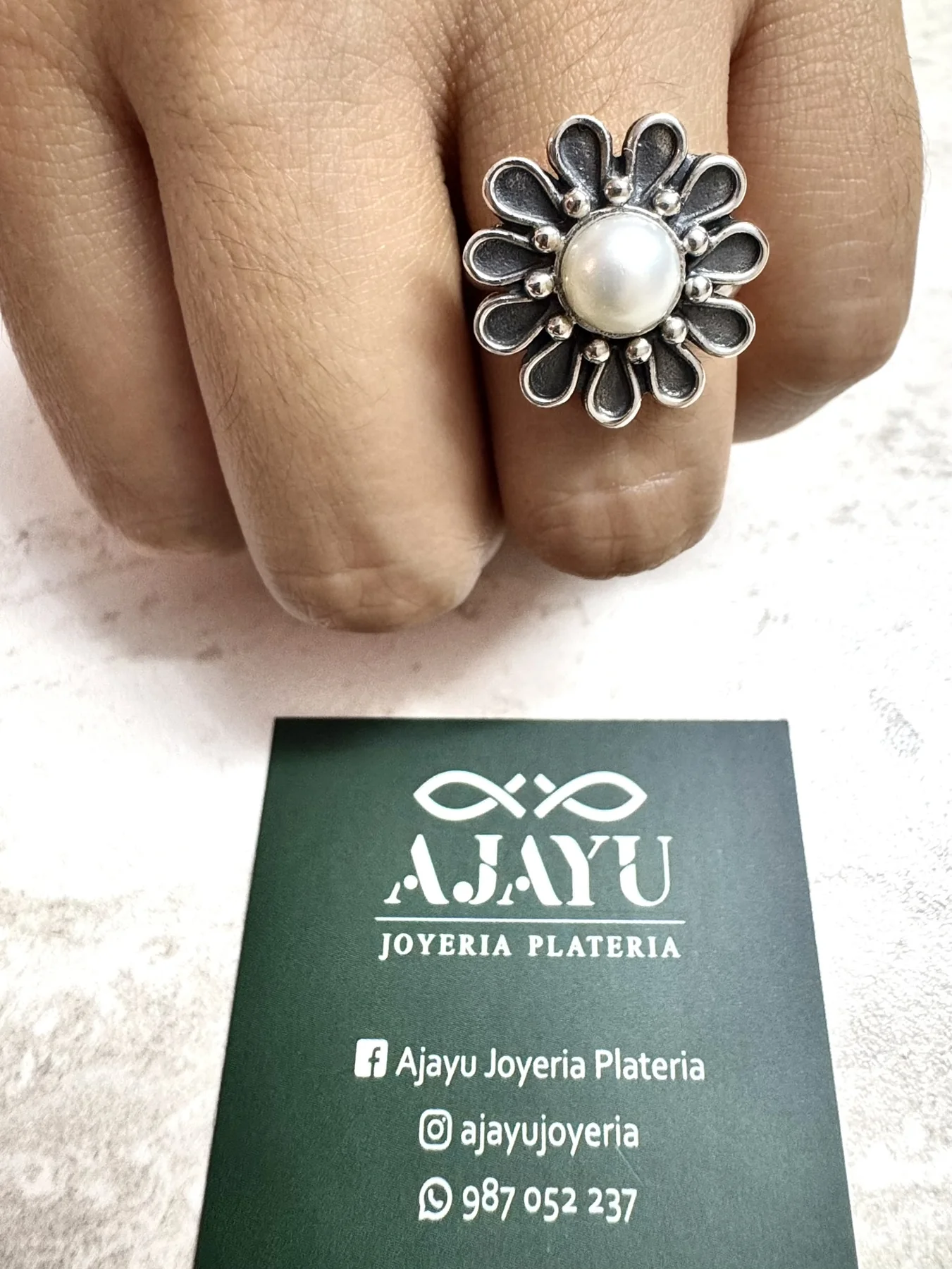Anillo floral en la mano