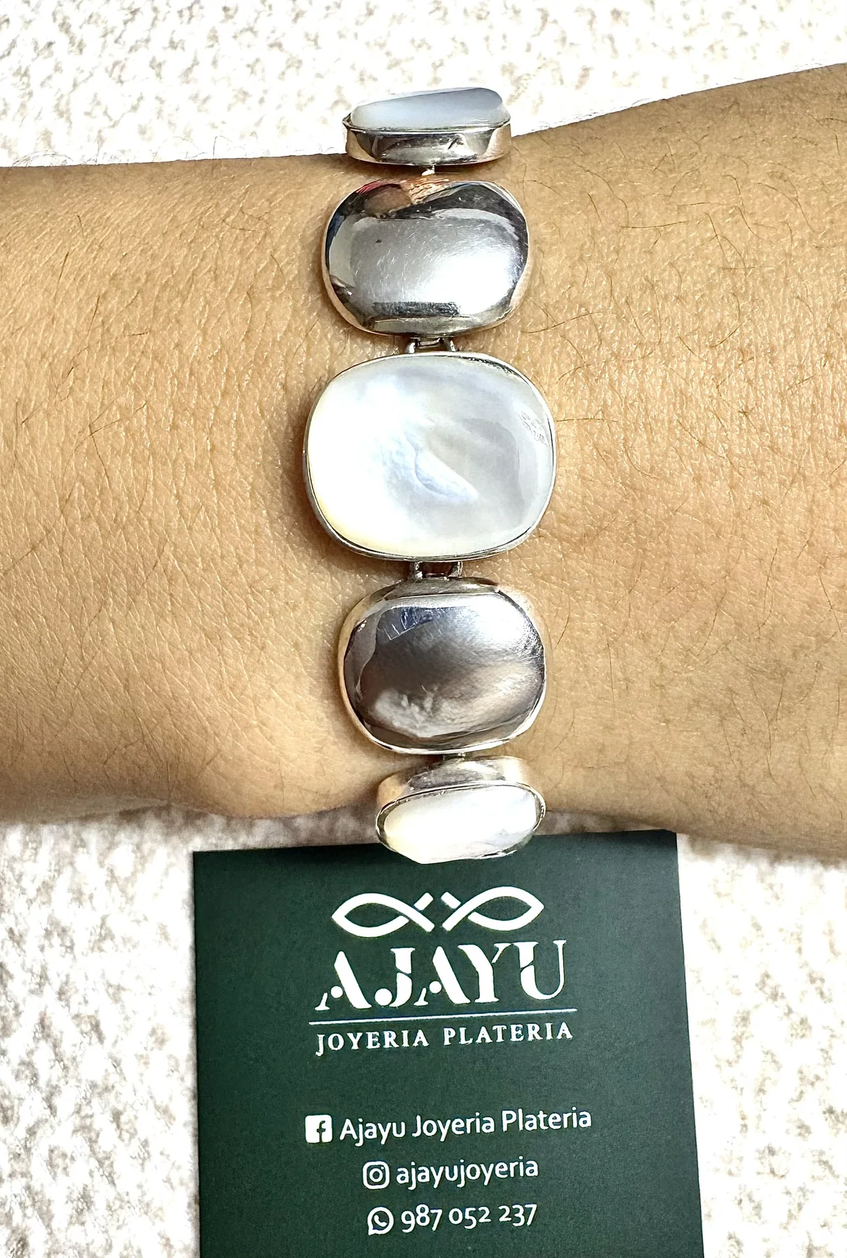 Pulsera clara sobre la muñeca
